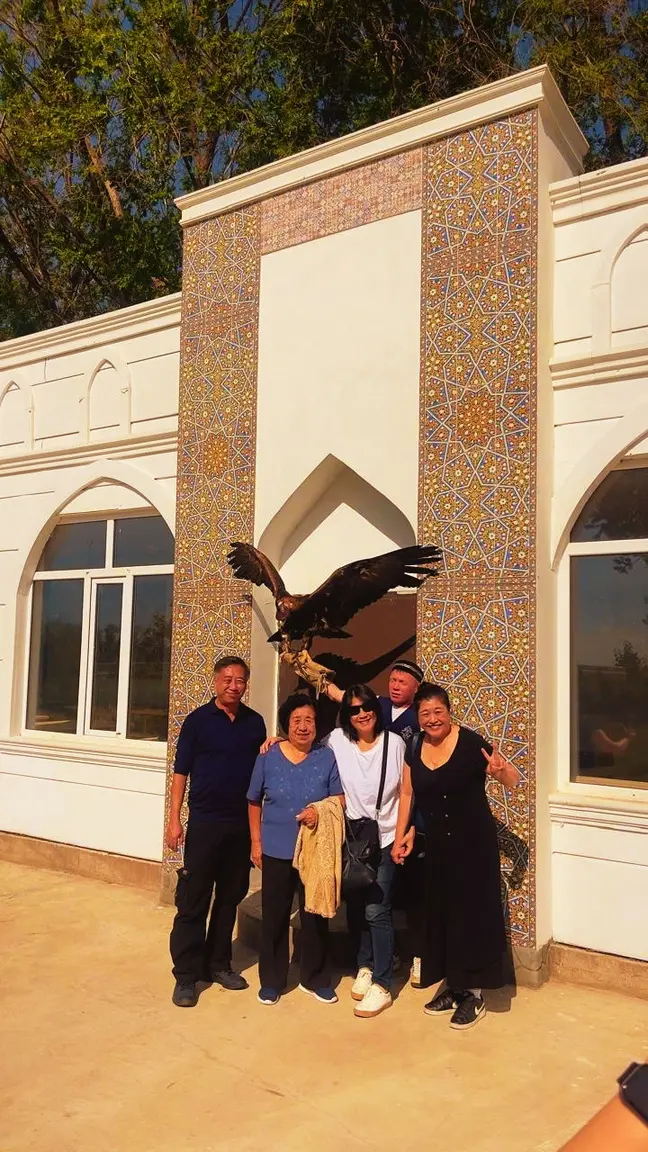 Guests with a golden eagle